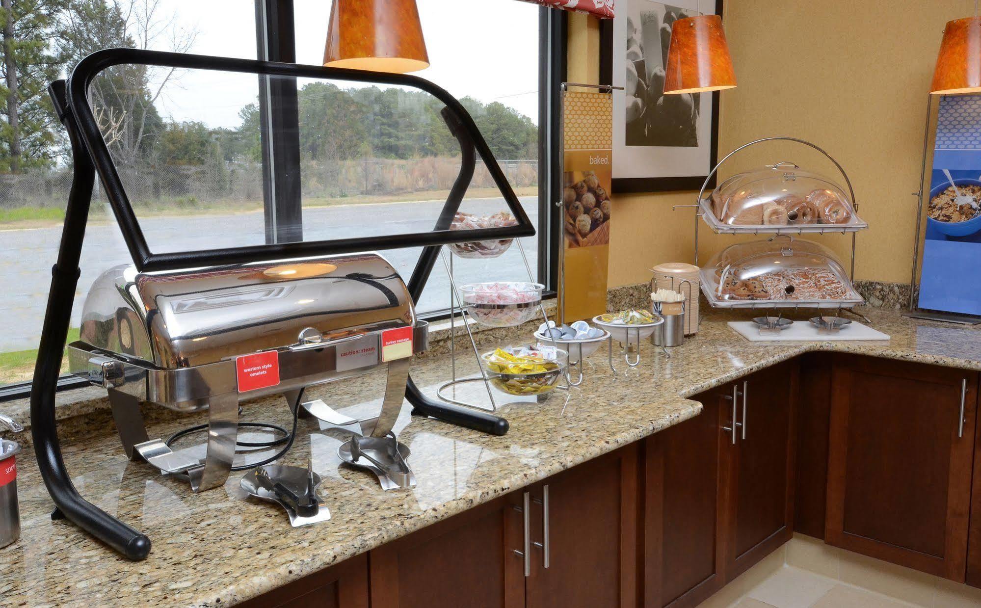 Hampton Inn Fayetteville Fort Bragg Exterior foto